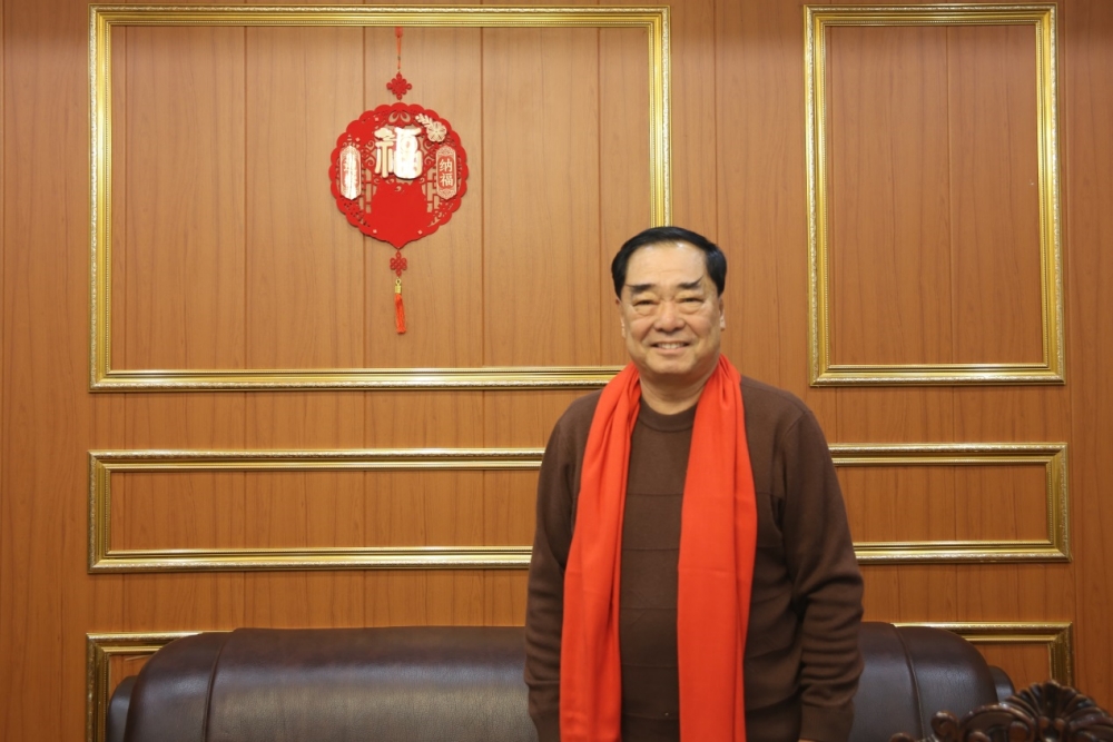 王理事长新年照片b.jpg